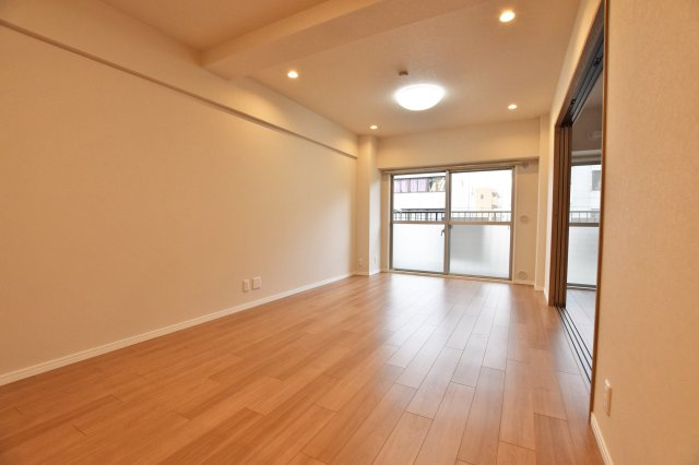 日商岩井グリーンサイドマンションの居間・リビング|リビングと隣接する部屋を一体利用することによって大空間ができるので大人数でのパーティーなんかもできちゃいます。