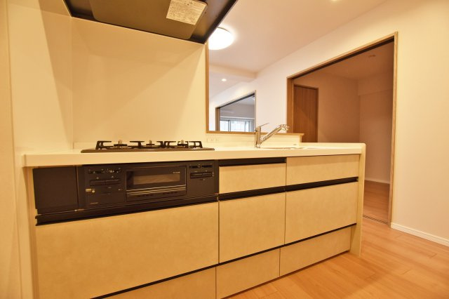 日商岩井グリーンサイドマンションのキッチン|対面式キッチンはお料理中でも家族とのコミュニケーションを途切れることなくできるのがうれしいですね。