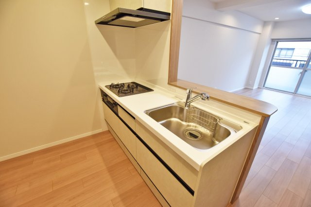 日商岩井グリーンサイドマンションのキッチン|広いワークトップは料理の盛り付けに便利です。シンク下の収納スペースには大きなお鍋もスッポリ入ります。