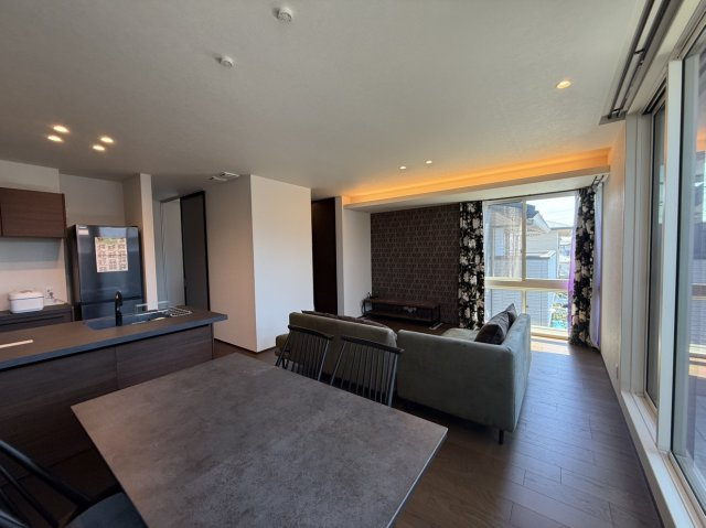 鶴ヶ島市下新田築浅中古戸建の居間・リビング|落ち着いたリビング。日当たり良好。