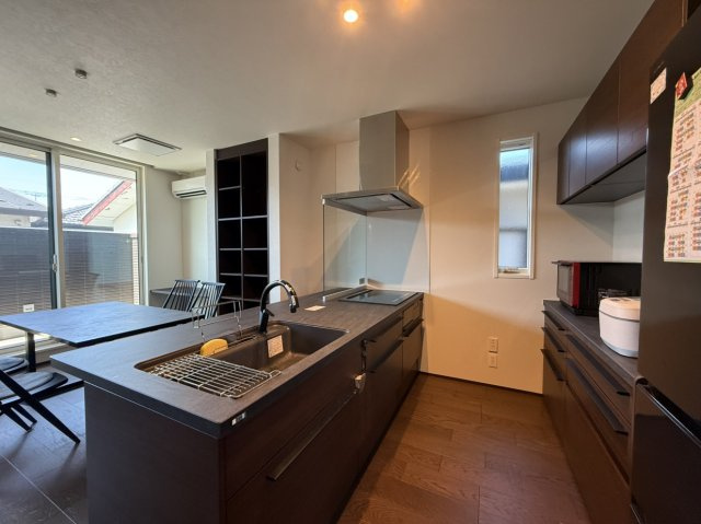 鶴ヶ島市下新田築浅中古戸建のキッチン|カップボード付。明るいキッチン。