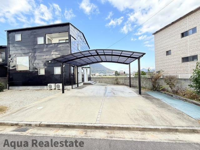 飯山町川原　デザイナーズ住宅の駐車場|駐車場があるので、車を買う予定の方も安心です