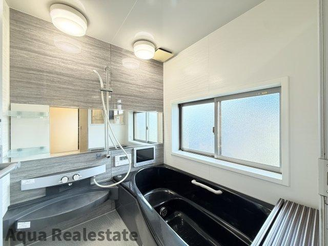 飯山町川原　デザイナーズ住宅の浴室|お風呂のドアはガラス張り