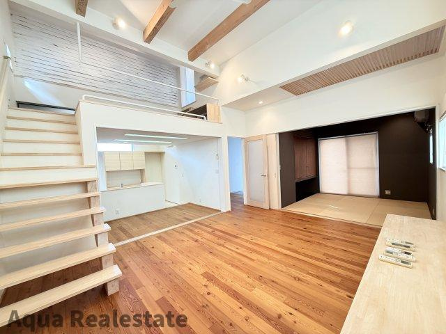 飯山町川原　デザイナーズ住宅の居間・リビング|こちらの居間で趣味の時間をお楽しみください