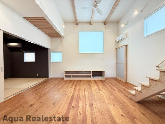 飯山町川原　デザイナーズ住宅の居間・リビング|ゆったりとしたリビングです