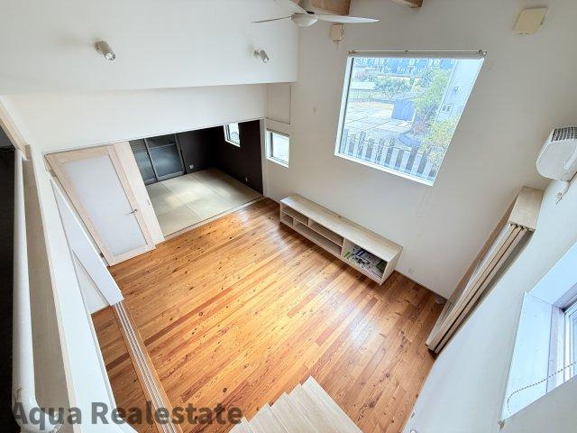 飯山町川原　デザイナーズ住宅の居間・リビング|中２階からリビングの展望