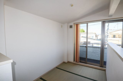 【和室】 | 東住吉区鷹合３丁目　戸建 | 開放的な和室　約3．0帖　(3階部分)