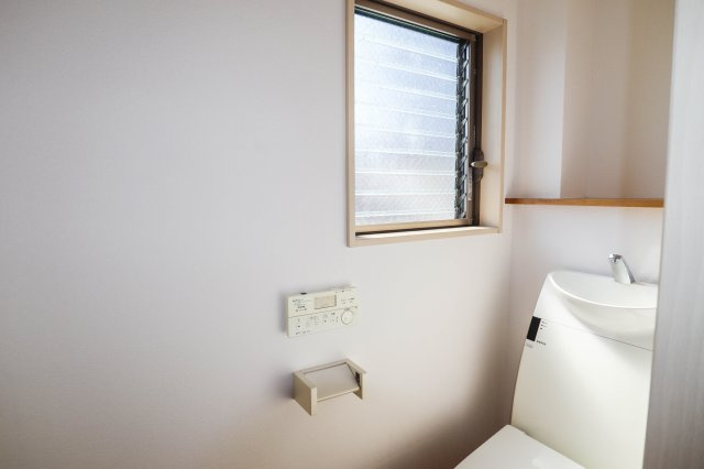 【トイレ】 | 東住吉区鷹合３丁目　戸建 | 3階のトイレには窓があります。