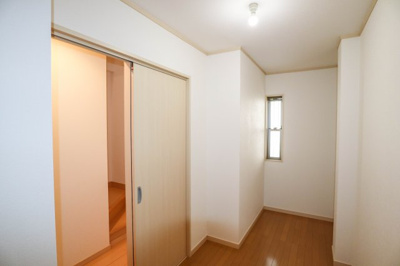 【収納】 | 東住吉区鷹合３丁目　戸建 | １階にはたっぷりと収納できる納戸があります♪
