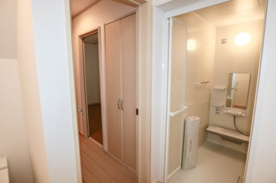 【洗面所】 | 東住吉区鷹合３丁目　戸建 | １階にトイレ、浴室、洗面室がまとまっています。