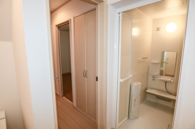 【洗面所】 | 東住吉区鷹合３丁目　戸建 | １階にトイレ、浴室、洗面室がまとまっています。