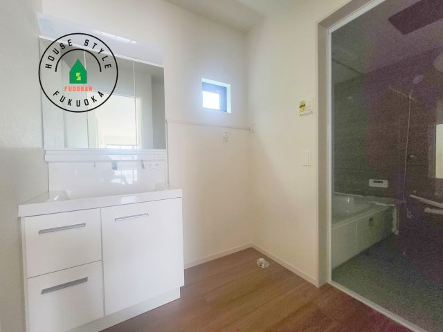 福岡市南区警弥郷2丁目第3-2棟（2号棟）　の内観：施工例|ゆとりの洗面スペースで朝の身支度もスムーズに。暮らしを快適に変えるシャワー付洗面台です！