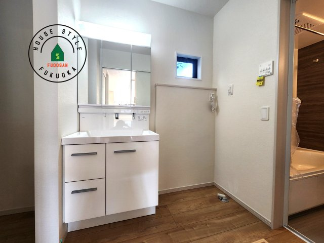 福岡市南区警弥郷2丁目第3-2棟（2号棟）　の脱衣所|ゆとりの洗面スペースで朝の身支度もスムーズに。暮らしを快適に変えるシャワー付洗面台です！
