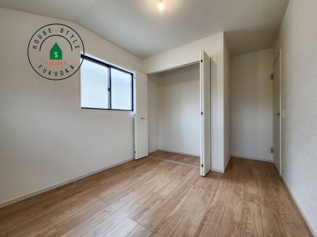 福岡市南区警弥郷2丁目第3-2棟（2号棟）　の内観：施工例|採光良好な洋室は全居室、複層ガラスの遮熱効果と断熱効果で、一年中快適に過ごせます。