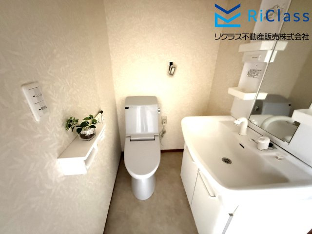 中古戸建　神戸市中央区中島通2丁目3のトイレ|2階のトイレです
洗面所ついてます