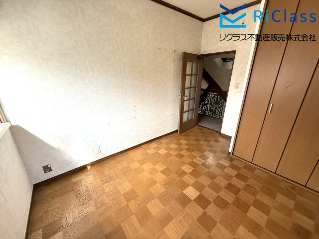 中古戸建　神戸市中央区中島通2丁目3の洋室|落ち着いた色調の洋室です
クローゼットあります