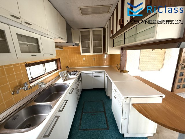 中古戸建　神戸市中央区中島通2丁目3のキッチン|備え付け収納棚あります