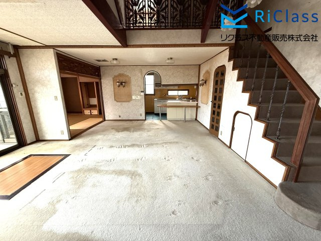 中古戸建　神戸市中央区中島通2丁目3の居間・リビング|ゆったり過ごせるリビングです