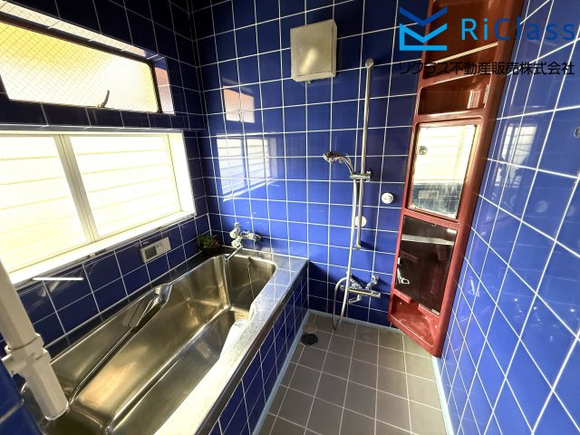 中古戸建　神戸市中央区中島通2丁目3の浴室|お風呂です
窓もあります