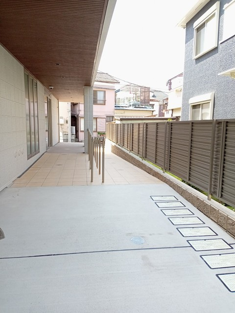 (シニア限定)ヘーベルヴィレッジクレイプマートルのエントランス|スロープ付きのエントランス