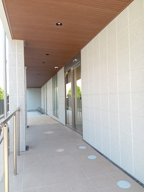 (シニア限定)ヘーベルヴィレッジクレイプマートルのエントランス|防犯カメラ付きのエントランス