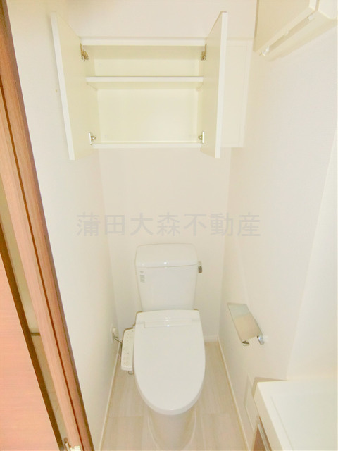 XEBEC池上Ⅲのトイレ|棚収納と温水暖房便座付きのトイレ