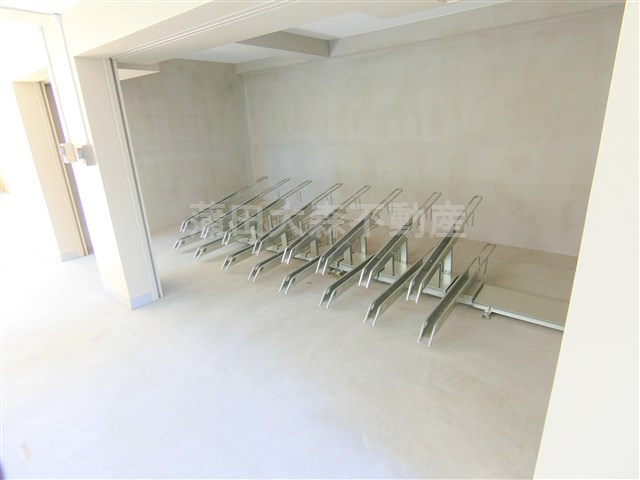 XEBEC池上Ⅲのその他共用部分|屋根付きラック式の駐輪場