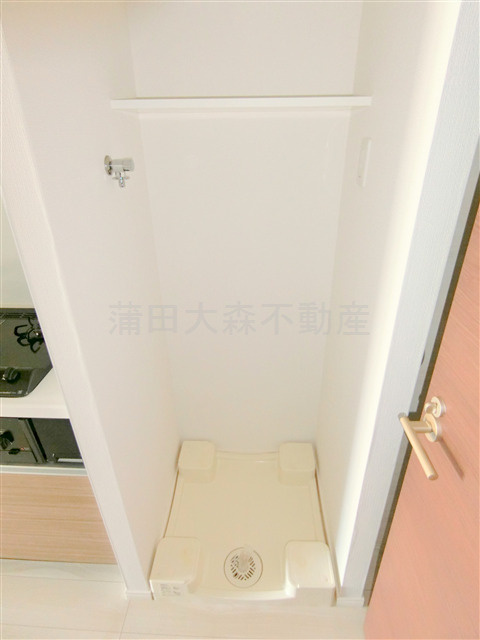 XEBEC池上Ⅲの設備|棚付きの洗濯機置き場