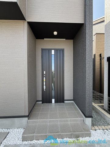 伊勢原市下糟屋2期　新築戸建　全5棟1号棟の玄関