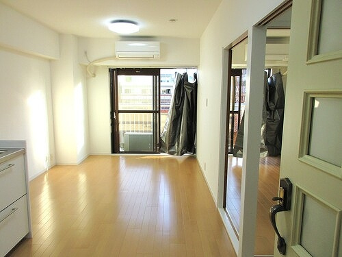 台東区根岸１丁目の賃貸マンションの居間・リビング|リビングダイニング　別角度