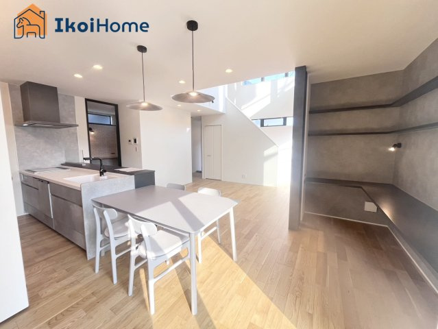 加古郡稲美町国北2丁目　新築戸建の居間・リビング|【ホームページに現地動画掲載中】●年中無休：当日予約可●LDKは広々19.5帖の広さ！便利な棚もあり