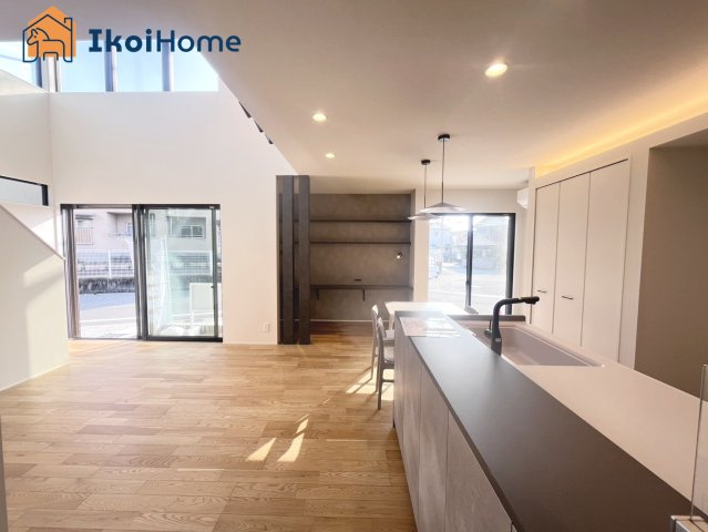 加古郡稲美町国北2丁目　新築戸建の居間・リビング|【ホームページに現地動画掲載中】●年中無休：当日予約可●開放的な吹抜け＆窓が多く、明るいLDKです♪