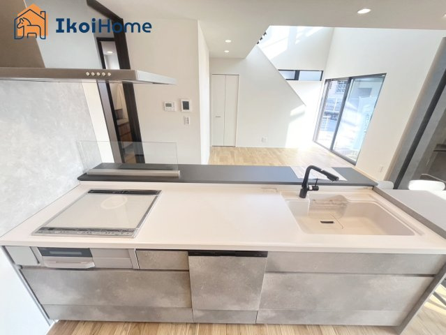 加古郡稲美町国北2丁目　新築戸建のキッチン|【ホームページに現地動画掲載中】●年中無休：当日予約可●ペニンシュラキッチン採用！大型食洗機付き！