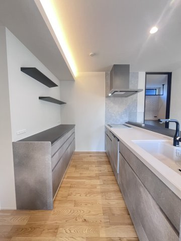 加古郡稲美町国北2丁目　新築戸建のキッチン|【ホームページに現地動画掲載中】●年中無休：当日予約可●カップボード付きで収納にも困りません♪