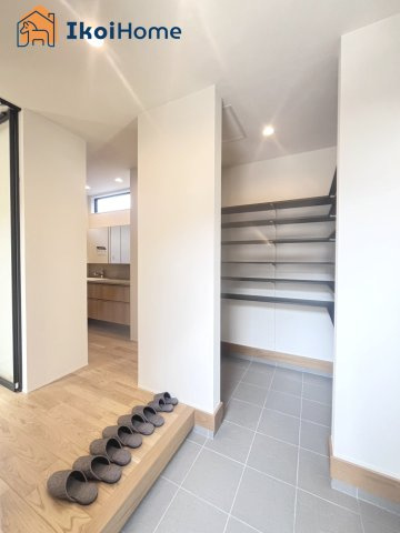 加古郡稲美町国北2丁目　新築戸建の玄関|【ホームページに現地動画掲載中】●年中無休：当日予約可●広々とした玄関スペース！シューズクローク完備