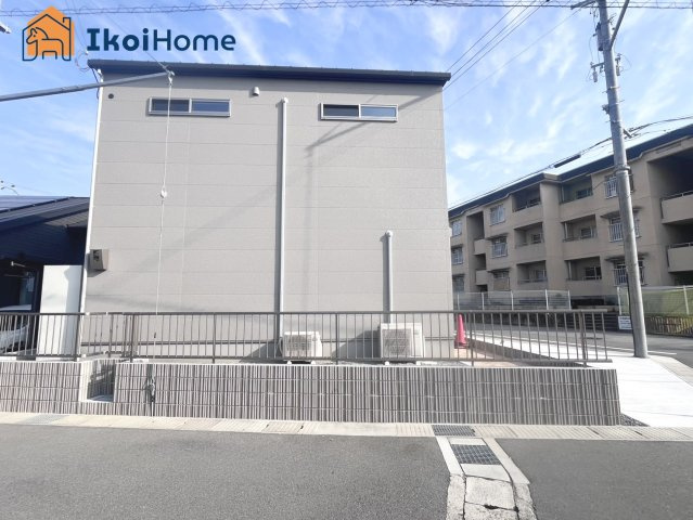 加古郡稲美町国北2丁目　新築戸建のエントランス|【ホームページに現地動画掲載中】●年中無休：当日予約可●太陽光発電5.625ｋｗ搭載で電気代カット！