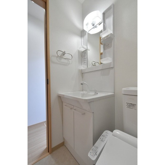 ブランノワール船橋の独立洗面台|別間取りの写真となります。