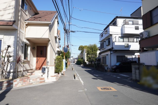 草加市長栄1丁目 中古戸建の前面道路含む現地写真