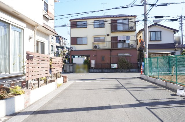 草加市長栄1丁目 中古戸建の前面道路含む現地写真