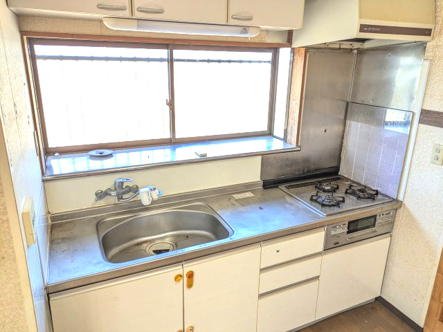 山武市松ケ谷ロ　平屋中古戸建のキッチン|敷地約99坪平成9年8月築リビング約19.3帖 駐車3台可 海岸まで車約4分 バーベキューが可能です