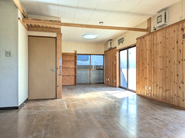 山武市松ケ谷ロ　平屋中古戸建の居間・リビング|敷地約99坪平成9年8月築リビング約19.3帖 駐車3台可 海岸まで車約4分 バーベキューが可能です