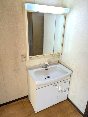 山武市松ケ谷ロ　平屋中古戸建の独立洗面台|敷地約99坪平成9年8月築リビング約19.3帖 駐車3台可 海岸まで車約4分 バーベキューが可能です