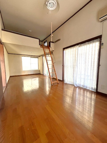 グリーンゲイブルスの洋室