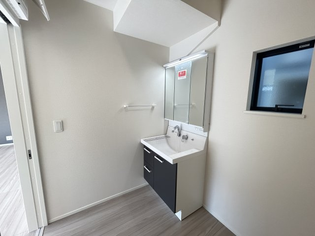 【独立洗面台】 | 新築　前橋市六供町一丁目25-1期　LIGNAGE　１号棟 | 現地写真　シャワー付きの洗面台は忙しい朝でも身支度を整えるのにとても便利◎							
