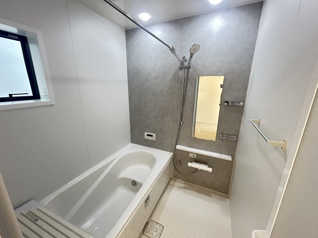 【浴室】 | 新築　前橋市六供町一丁目25-1期　LIGNAGE　１号棟 | 現地写真　乾燥・暖房・涼風と充実の内容！お風呂に入る前に暖房をつけておけば、寒い嫌な思いはしません。									

