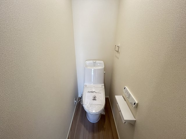 【トイレ】 | 新築　前橋市六供町一丁目25-1期　LIGNAGE　１号棟 | 現地写真　節水タイプのウォシュレット付きトイレ、水道料節約に一役買います！
