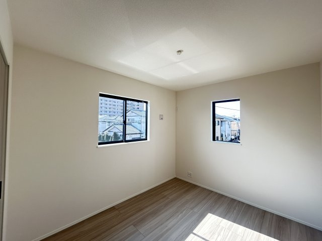 新築　前橋市六供町一丁目25-1期　LIGNAGE　１号棟の洋室|現地写真　全室南向きで明るいお部屋、子供部屋は明るい方が良いですよね♪							
					

