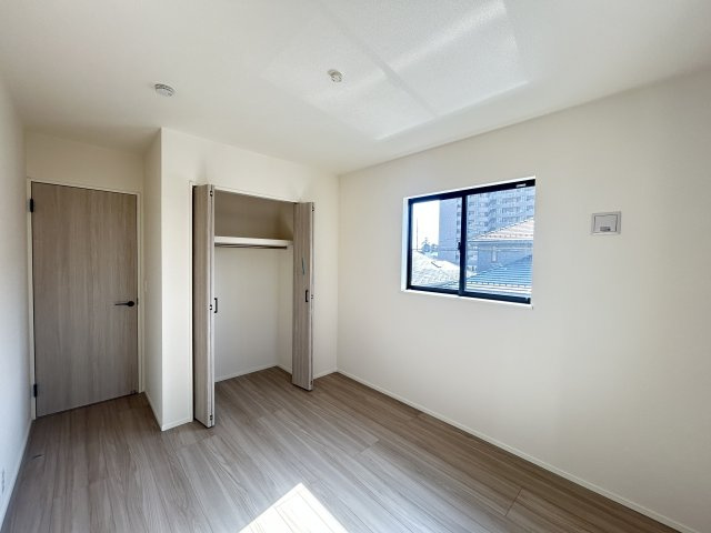 新築　前橋市六供町一丁目25-1期　LIGNAGE　１号棟の収納|現地写真　それぞれのお部屋に収納スペースがあるのでお片付け上手で室内もスッキリ♪
