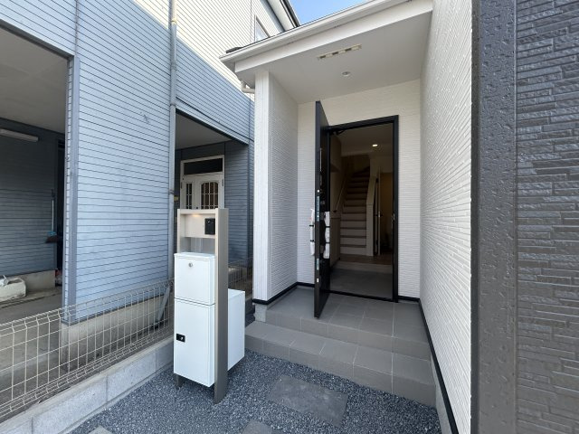 新築　前橋市六供町一丁目25-1期　LIGNAGE　１号棟の玄関|現地写真　ポストと一体型のTVモニターホンでセキュリティ安心！

