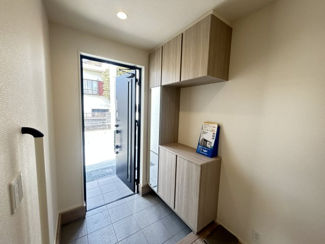 【玄関】 | 新築　前橋市六供町一丁目25-1期　LIGNAGE　１号棟 | 現地写真　約３０足収納できる下駄箱は中で段の高さを調節できるのでブーツ等もきっちりしまえます！
